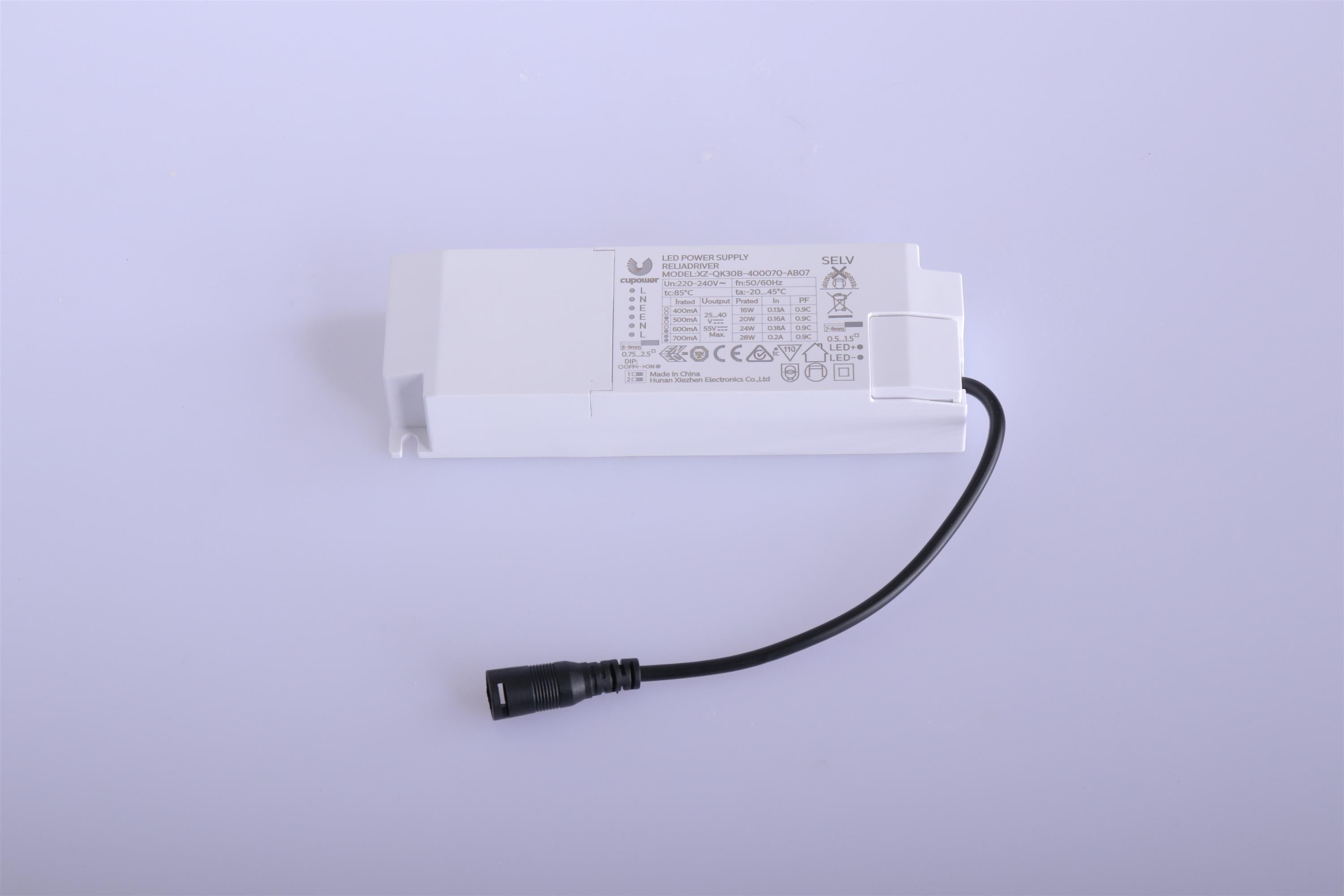 DOTLUX LED-Netzteil CC 400mA-700mA 16-28W inkl. Hohllochbuchsenstecker