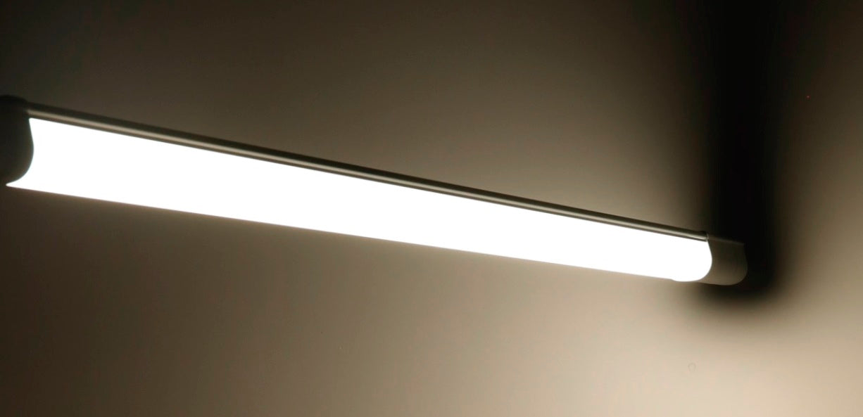 DOTLUX LED-Feuchtraumleuchte MISTRALsmart 28W/40W 4000K POWERselect IP65 1500mm durchverdrahtet